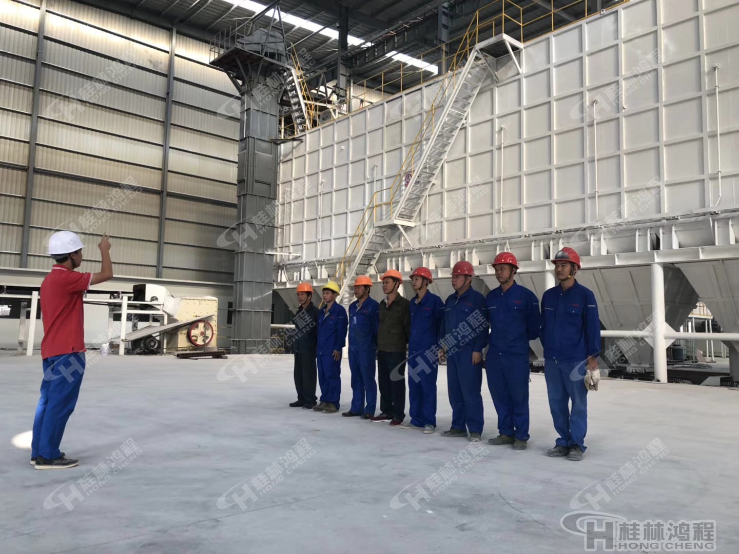 桂林鴻程人造石生產線003號EPC項目總包設備安裝現場 桂林鴻程人造石生產線003號EPC項目總包設備安裝現場