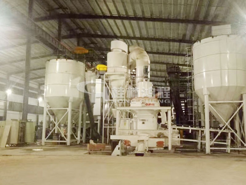 廣西某玻璃廠(chǎng) 250目石油焦磨粉機(jī) HC1700擺式磨粉機(jī)設(shè)備現(xiàn)場(chǎng)