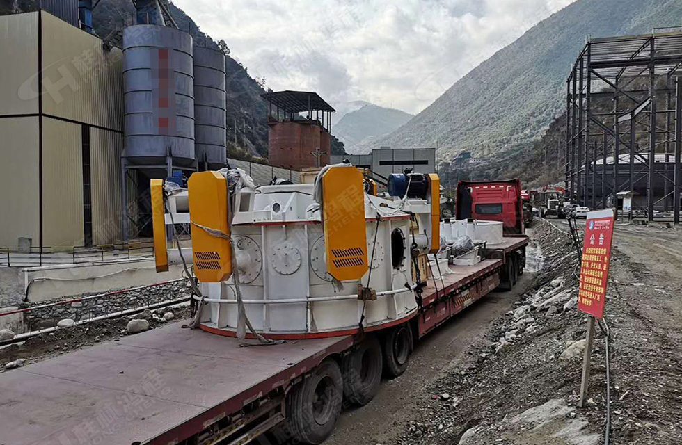 廣西桂林鴻程磨粉機董事長容棟國、總經理林總親臨磨機安裝現場指導工作